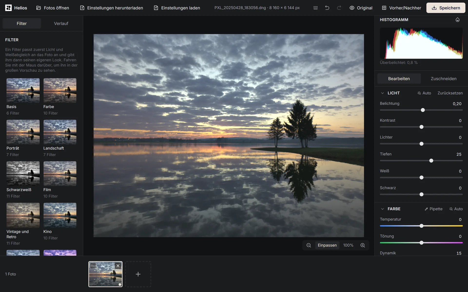 Der Editor Helios zeigt ein geöffnetes Foto eines Sonnenuntergangs über einem See, links die Filterkategorien und rechts das Histogramm und die Regler für Licht und Farbe.