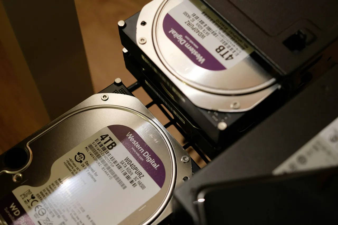Dwa dyski twarde Western Digital WD40PURZ z napisem 4TB na etykiecie