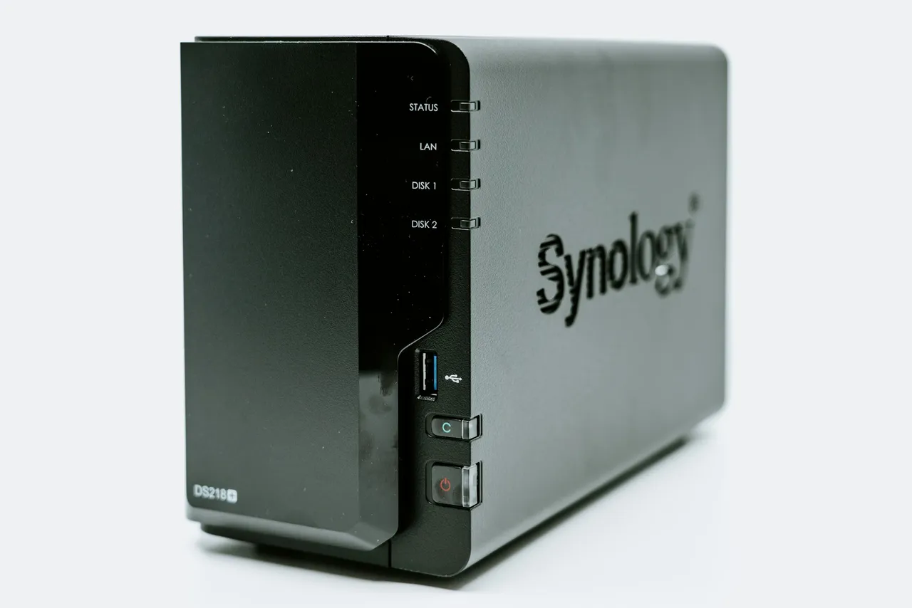 Czarny serwer NAS Synology DS218+ z dwiema kieszeniami na dyski