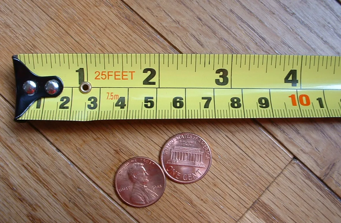 Taśma miernicza z napisem 25 FEET i podziałką w calach