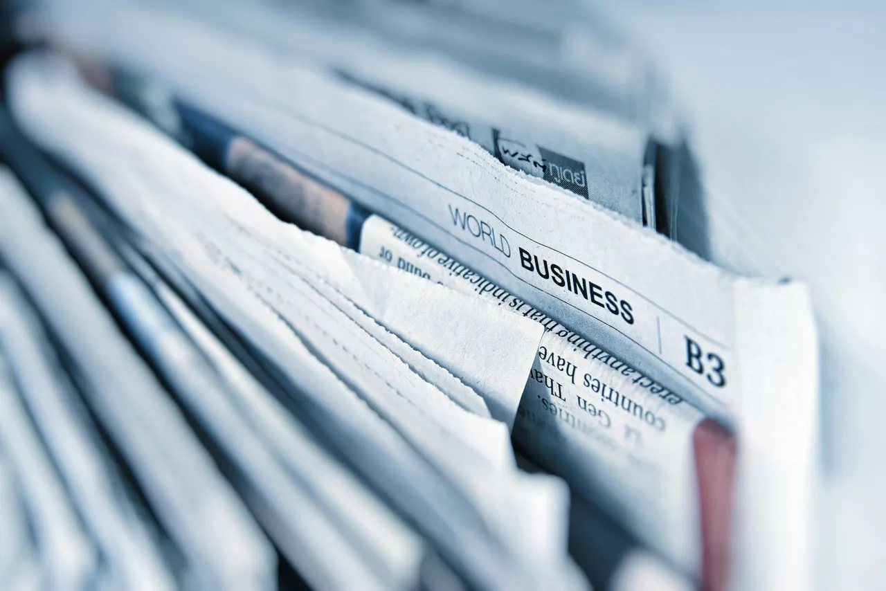 Złożone strony gazety z nagłówkiem działu World Business