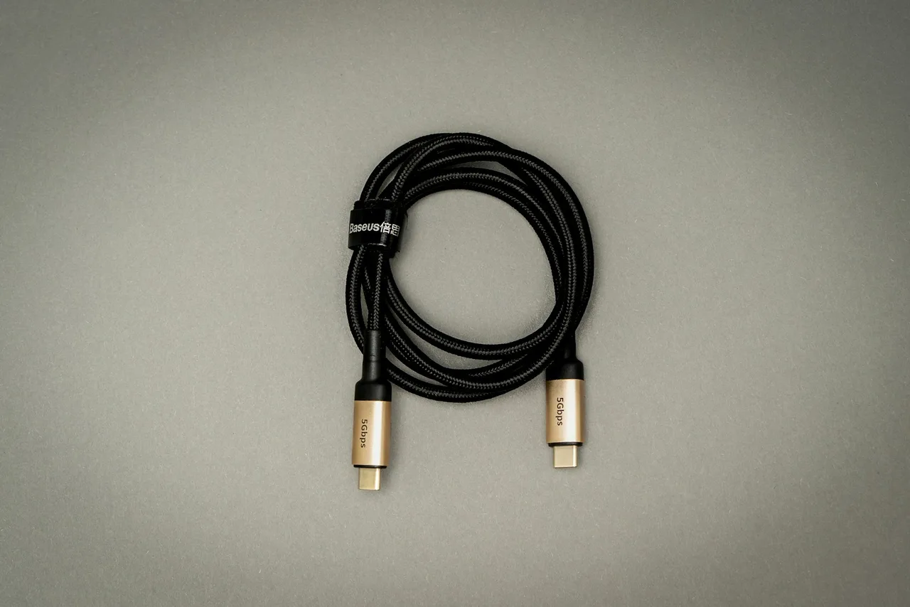 Zwinięty czarny przewód USB-C z dwoma wtykami, na każdym z nich nadruk 5Gbps