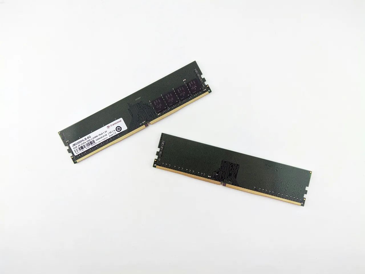 Dwa moduły pamięci DDR4 na białym tle, na etykiecie jednego z nich napis Transcend, JM3200HLB-8G i 8GB JM DDR4 3200 U-DIMM