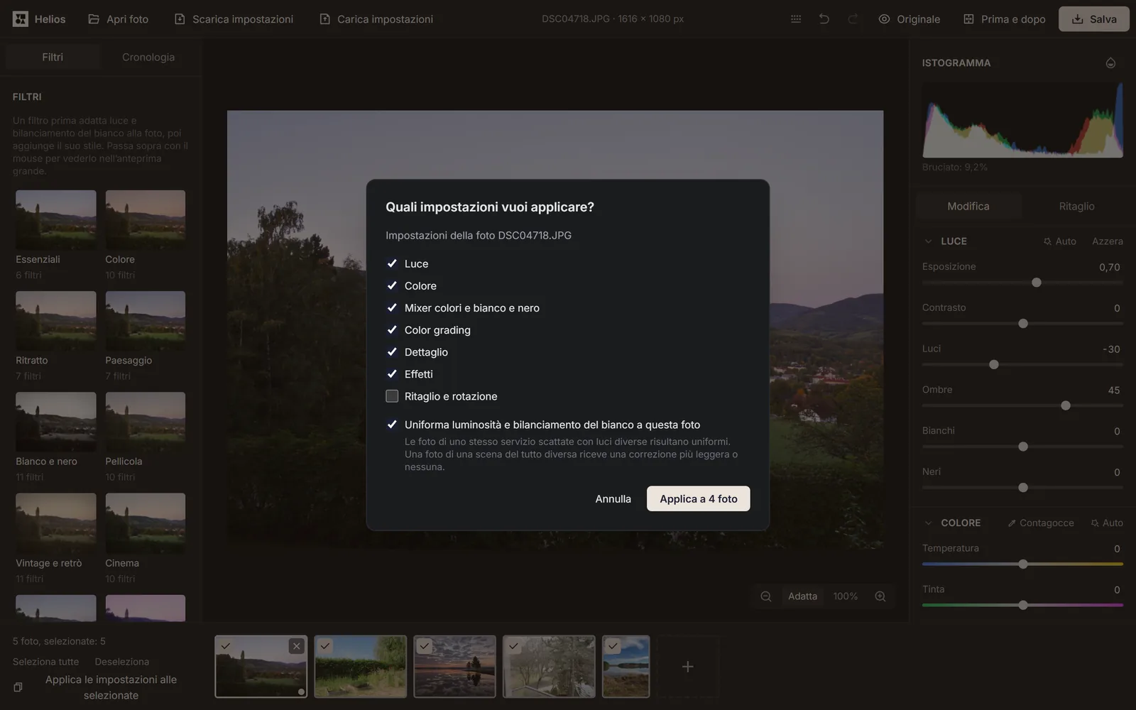 La finestra Quali impostazioni vuoi applicare? con i gruppi di impostazioni spuntati, l’opzione Uniforma luminosità e bilanciamento del bianco a questa foto e il pulsante Applica a 4 foto
