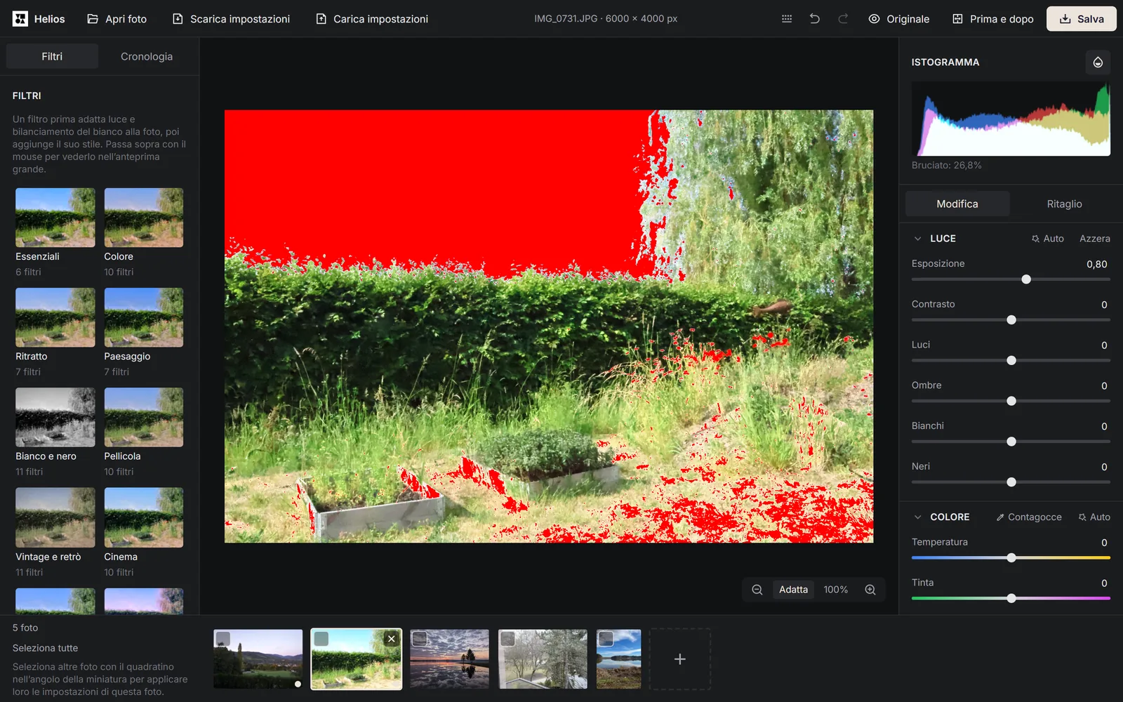 L’editor Helios con una foto di un giardino in cui il cielo e le zone chiare del prato sono segnati in rosso e, a destra, l’istogramma con l’avviso Bruciato: 26,8% e il cursore Esposizione a 0,80