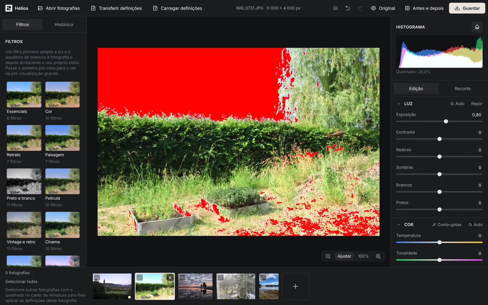 O editor Helios com uma fotografia de um jardim cujo céu e zonas claras da relva estão marcados a vermelho e, à direita, o histograma com o aviso Queimado: 26,8% e o controlo Exposição em 0,80
