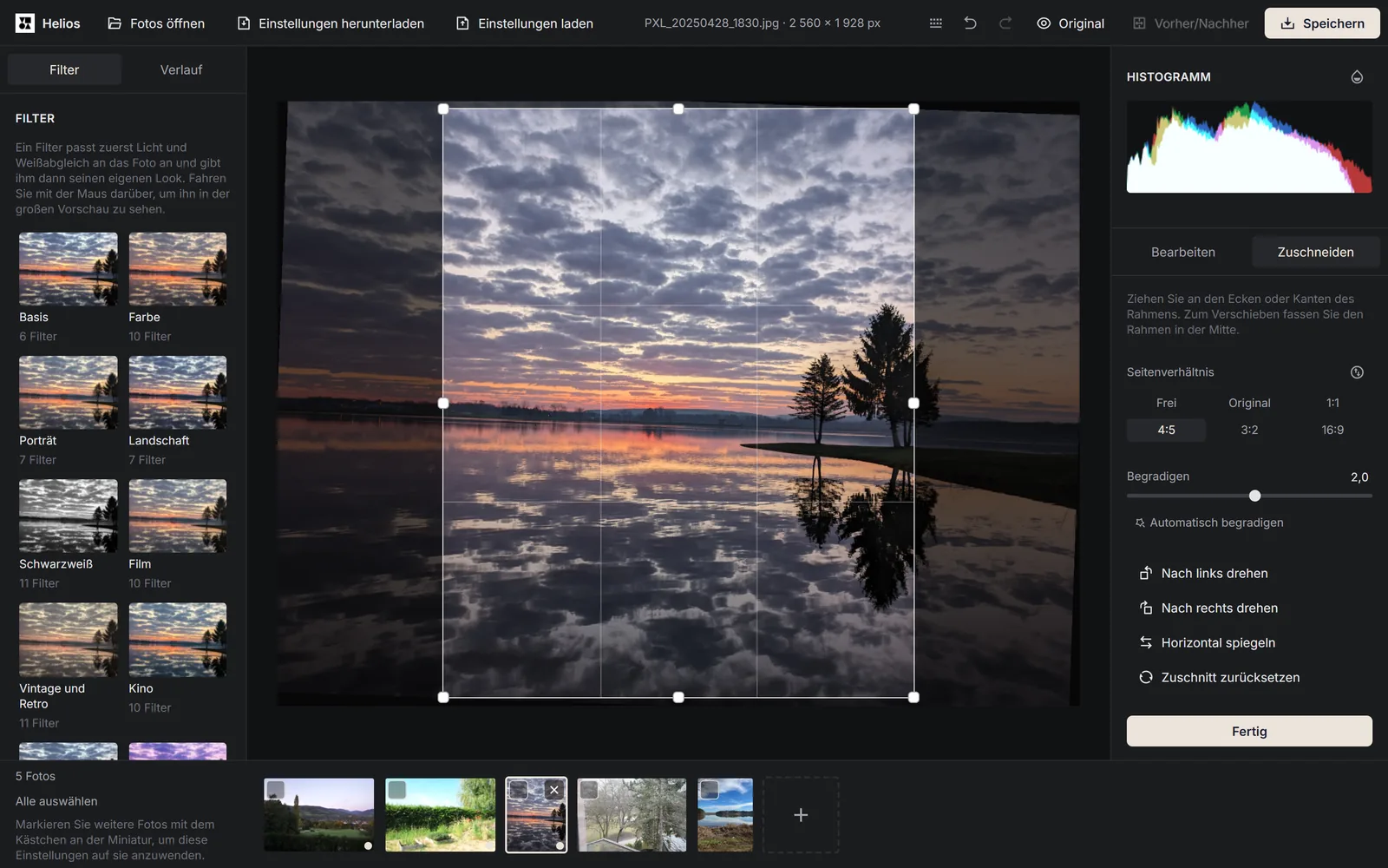 Modus Zuschneiden im Editor Helios: Foto eines Sees bei Sonnenuntergang mit einem Rahmen im Seitenverhältnis 4:5, rechts die Schaltflächen für das Seitenverhältnis, der Regler Begradigen auf 2,0 und die Schaltfläche Fertig