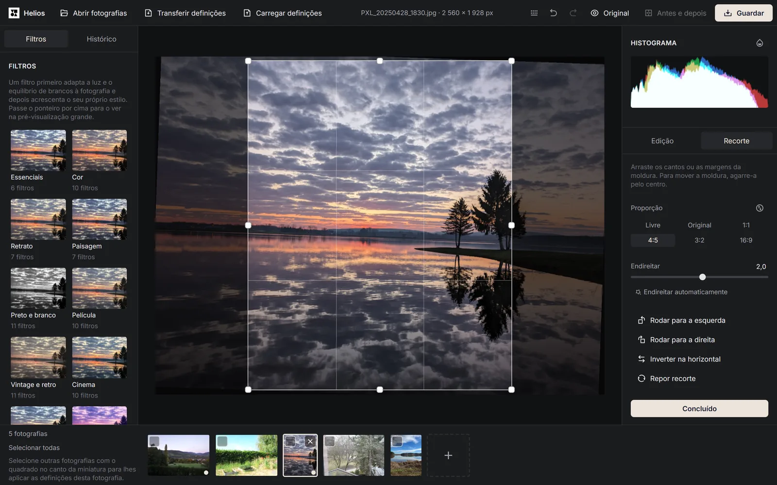 Modo Recorte no editor Helios: fotografia de um lago ao pôr do sol com uma moldura de recorte 4:5 e, à direita, os botões de proporção, o controlo Endireitar em 2,0 e o botão Concluído