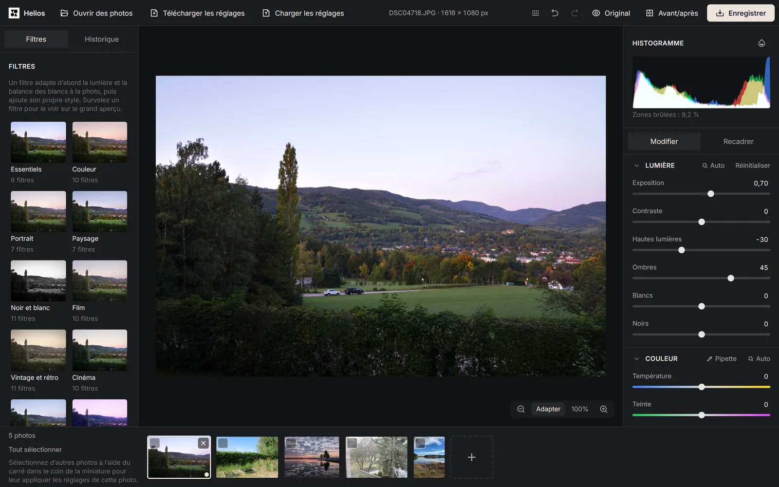 L’éditeur Helios avec une photo éclaircie d’une vallée au crépuscule, et à droite la section Lumière avec Exposition à 0,70, Hautes lumières à −30 et Ombres à 45