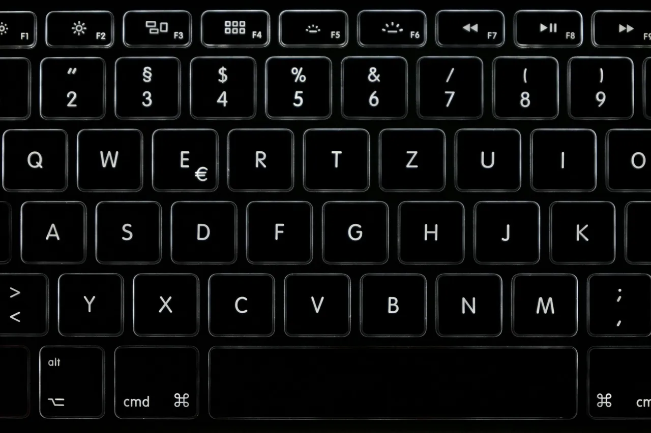 A keyboard with a German QWERTZ layout, the & sign on the 6 key and a key with the < and > signs