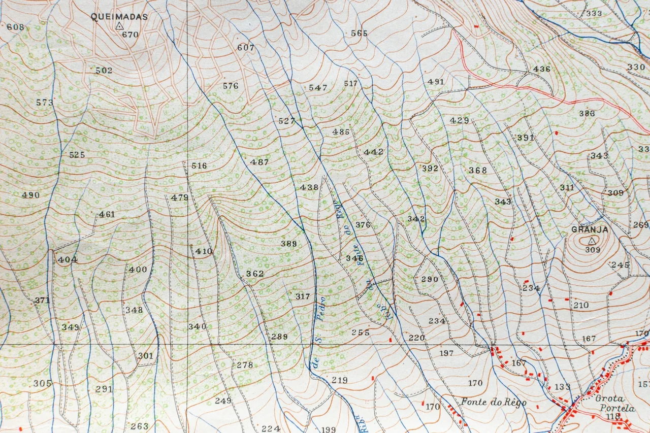 Arkusz mapy topograficznej z poziomicami, wysokościami w metrach i liniami siatki