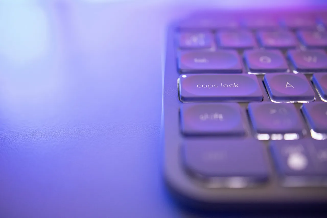 Klawisz Caps Lock z zapaloną kontrolką obok klawisza A