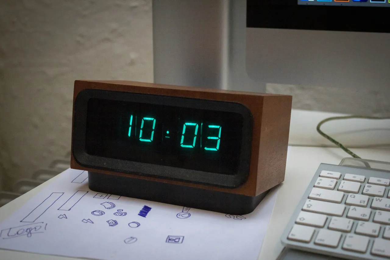 Orologio digitale su una scrivania accanto a una tastiera, che segna le 10:03