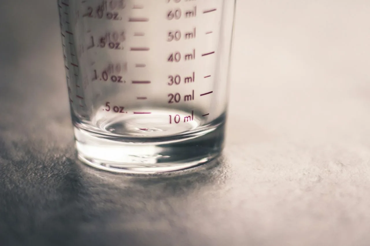 Szklana miarka z dwiema podziałkami, w uncjach od.5 oz do 2.0 oz i w mililitrach od 10 do 60 ml