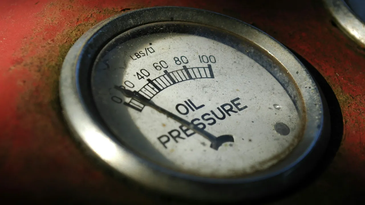 Wskaźnik ciśnienia oleju z podziałką od 0 do 100 funtów na cal kwadratowy na czerwonej obudowie