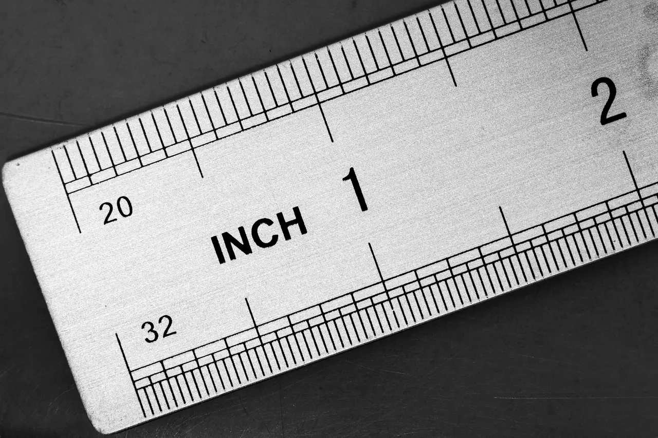 Righello d’acciaio con la scritta INCH e due scale in pollici, in 32 e in 20 parti