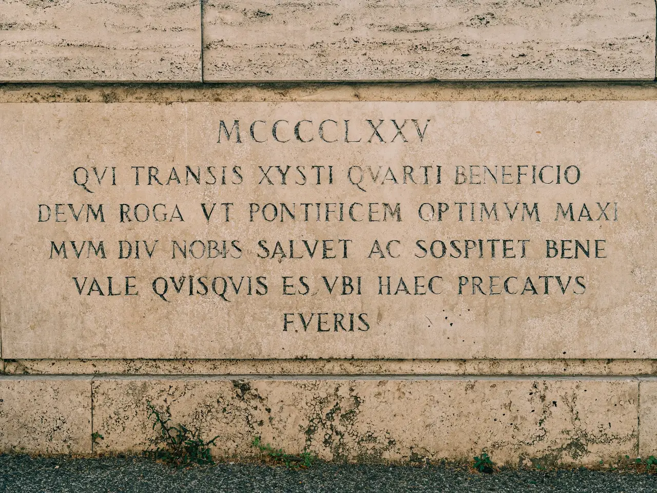 Kamienna tablica z łacińskim napisem, nad którym wykuto rok MCCCCLXXV