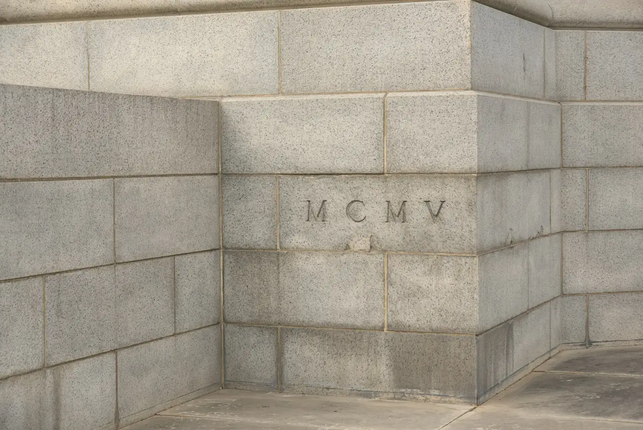 Rok MCMV wykuty w granitowym bloku na narożniku kamiennej budowli