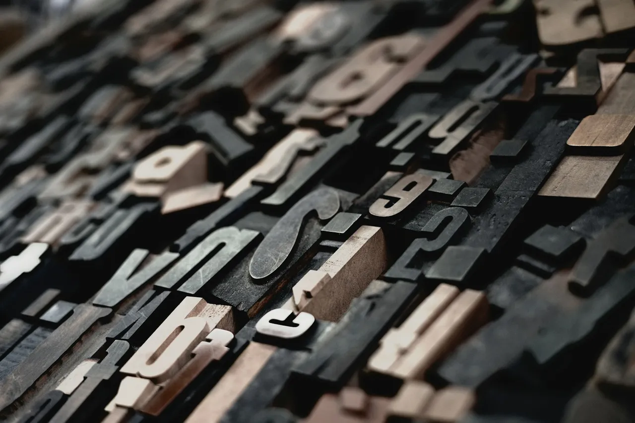 Caractères en bois d’une ancienne imprimerie, lettres et chiffres mêlés