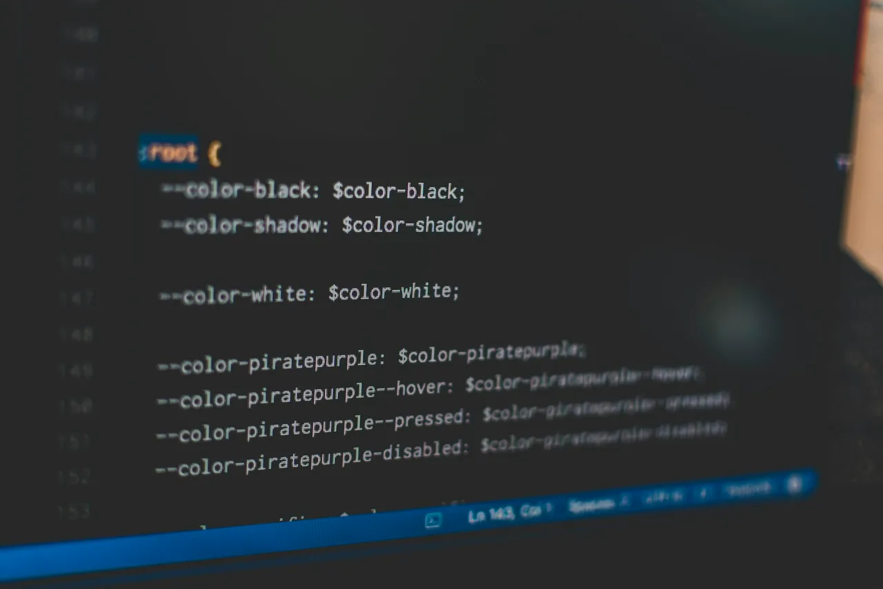 Code CSS dans un éditeur avec le sélecteur :root et une liste de variables de couleur