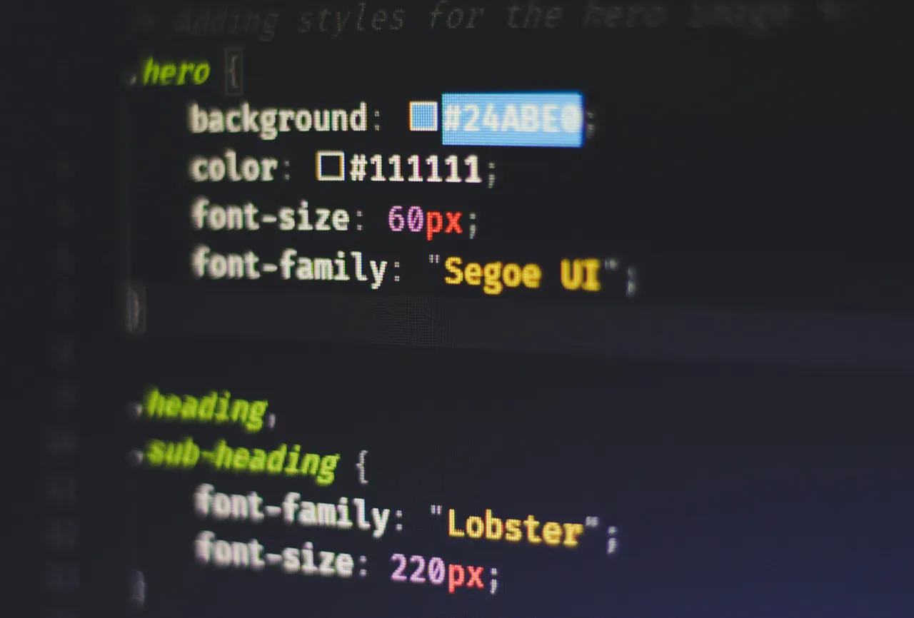 Kod CSS z rozmiarami pisma 60px i 220px zapisanymi w pikselach