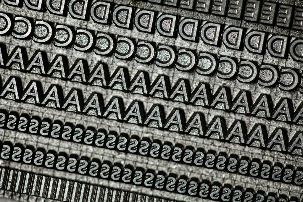 Caractères en plomb composés en rangées serrées, vus de près