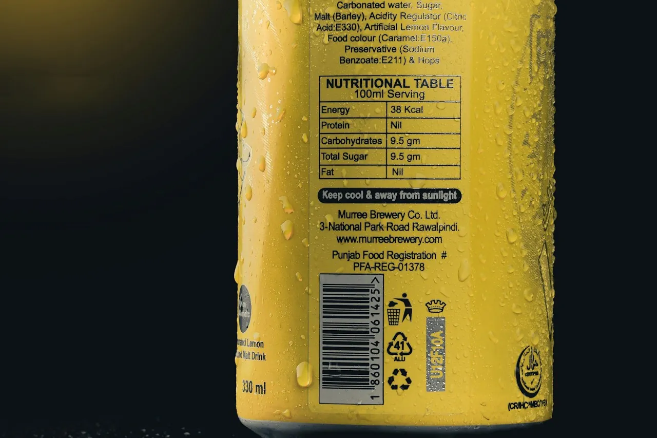 Zadní strana žluté plechovky s výživovou tabulkou na 100 ml a objemem 330 ml