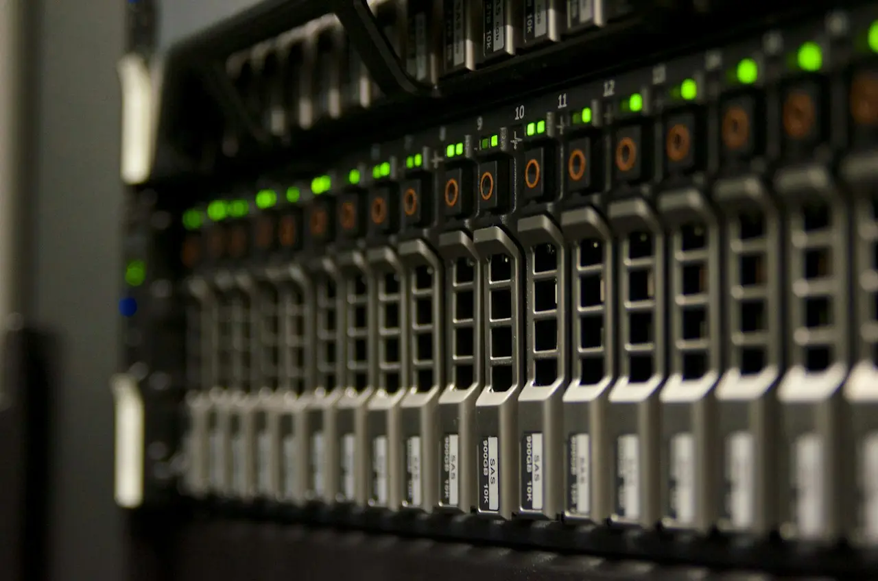 Rząd kieszeni dysków w serwerze z zielonymi diodami i etykietami SAS 900GB 10K